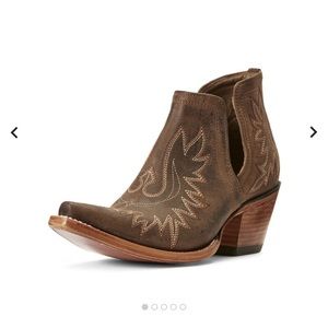 brand new ariat booties with tags!